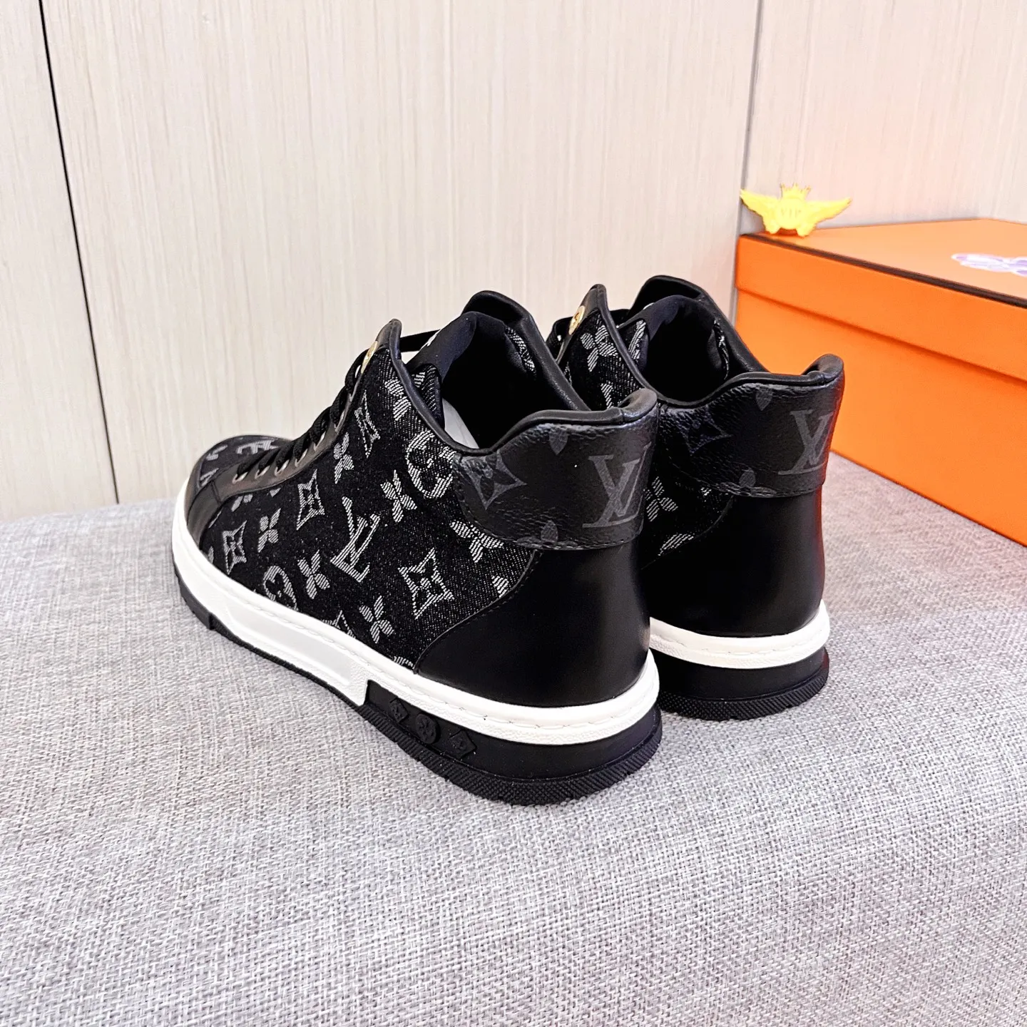 🚘🚘Factory batch 440💰👍[LV]🔥🔝Louis Vuitton, high-end men's shoe brand, official website 1:1 latest masterpiece: the upper is made of Italian official website original special technical cloth fabric 🔥Original comfortable and breathable lining ➕Original designated non-slip outsole 🔥Make walking more convenient and comfortable! An exclusive new model, a stunning work, a beautiful 1:1 replica [color] compared to the official quality! Create a fashionable personality to set off your uniqueness! A must-have for trendy men! 🔥, sizes: 38-44. color:.    2⃣️colors available🔥